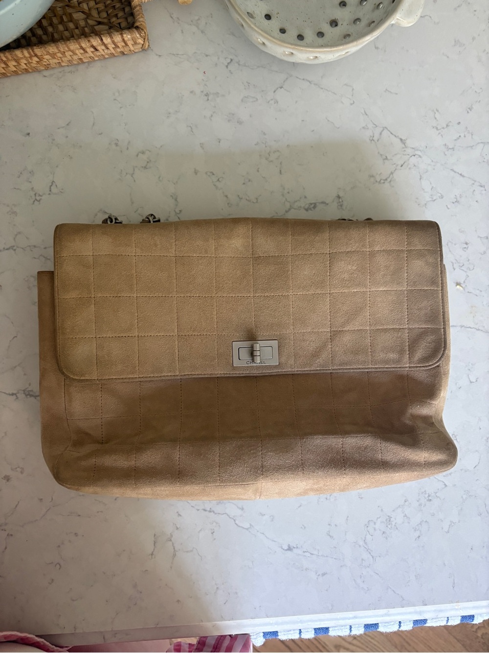 CHANEL suede chocolate bar in ballet pink/ nude - Picture 4 of 11